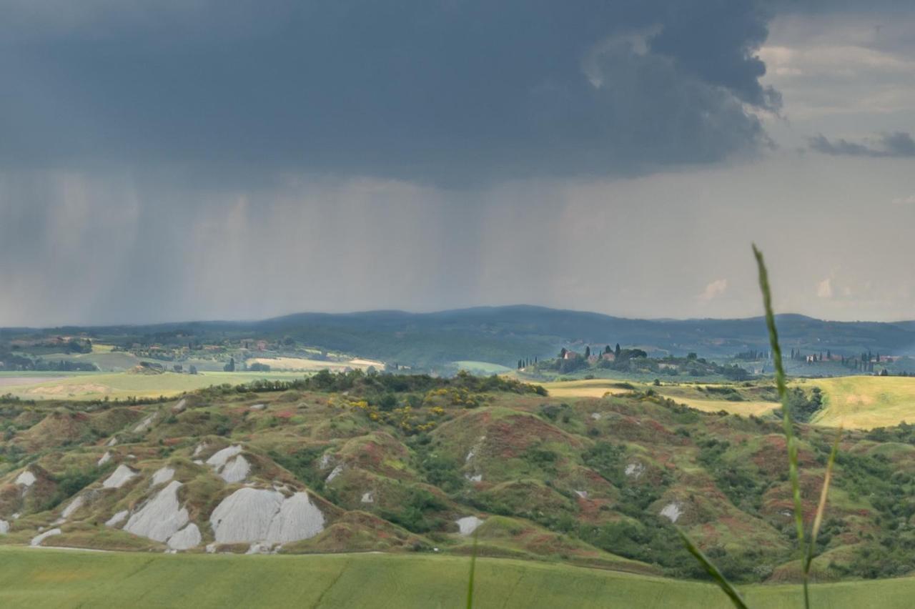 Tuscany Balcony: Crete Senesi Casetta Bagian luar foto