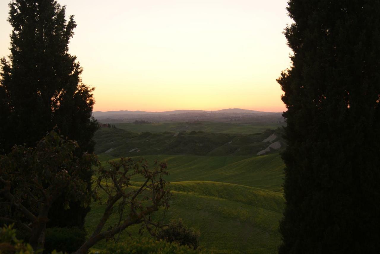 Tuscany Balcony: Crete Senesi Casetta Bagian luar foto