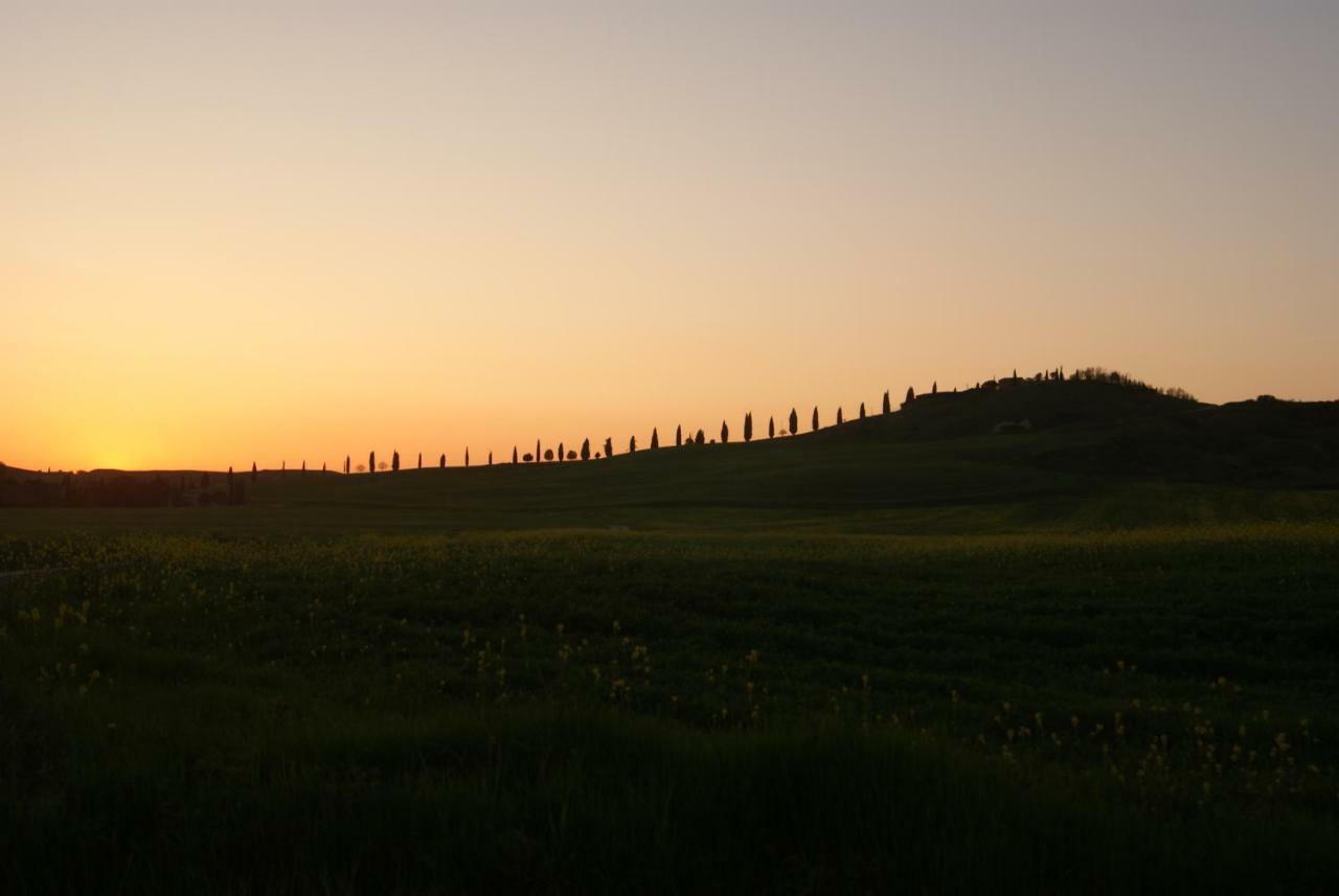 Tuscany Balcony: Crete Senesi Casetta Bagian luar foto