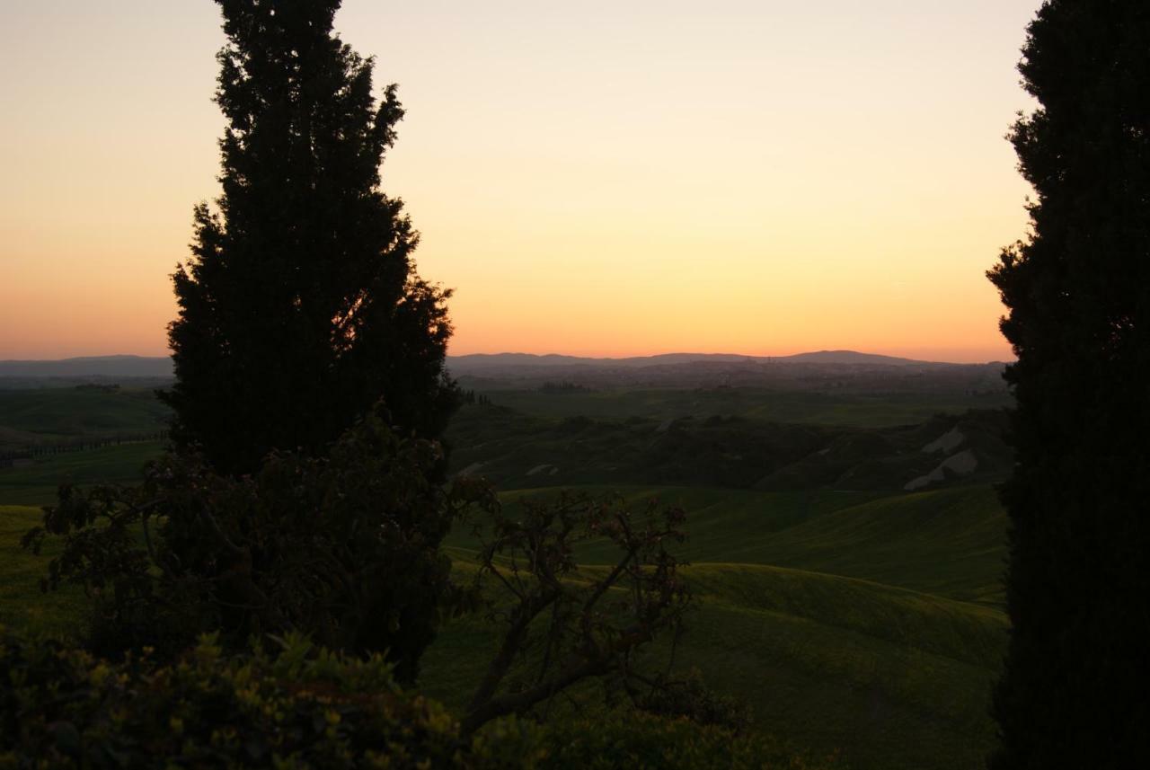 Tuscany Balcony: Crete Senesi Casetta Bagian luar foto