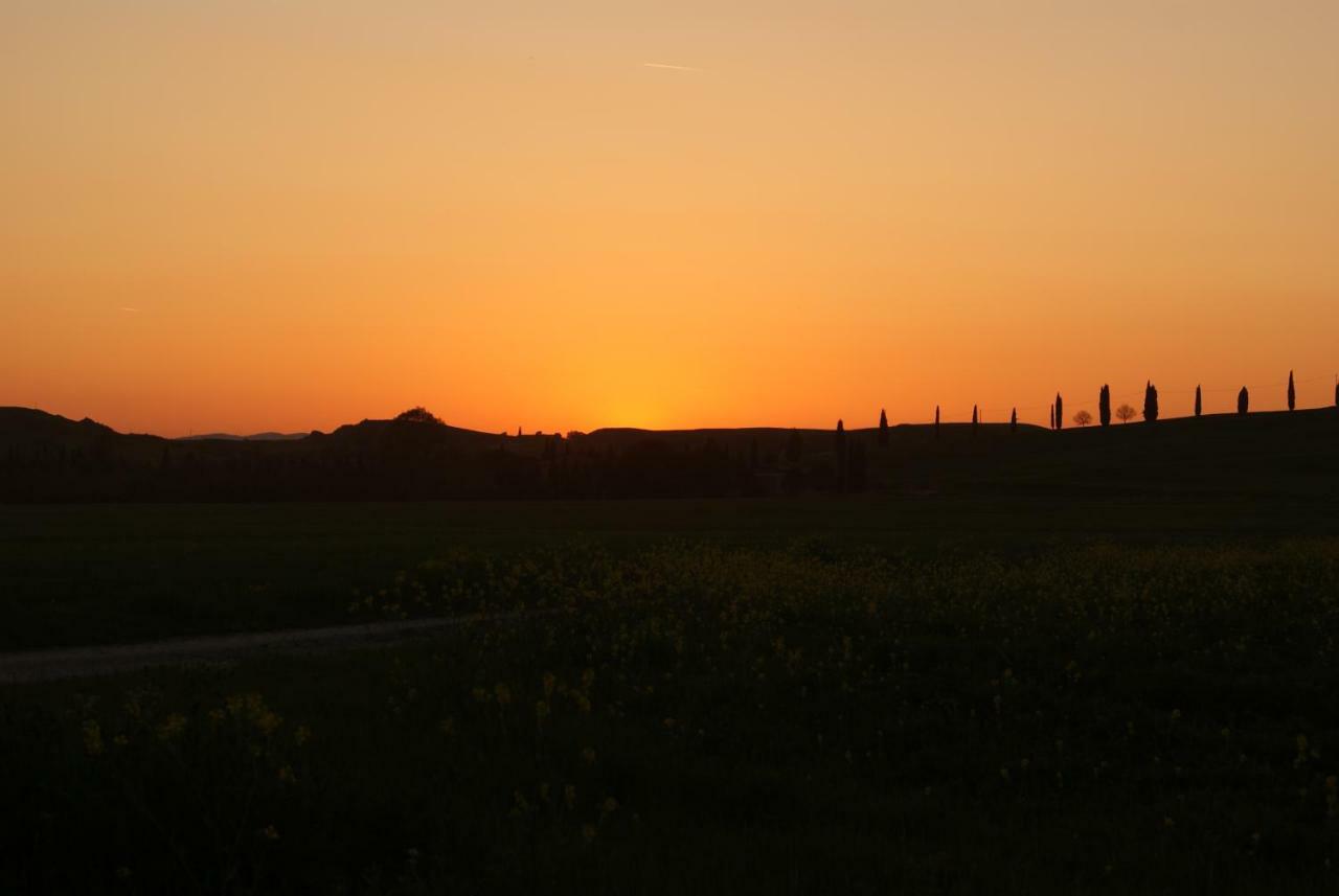 Tuscany Balcony: Crete Senesi Casetta Bagian luar foto